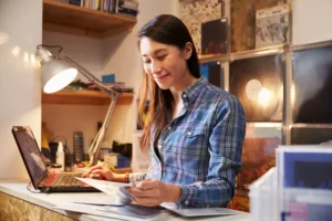 Beginner researching best ecommerce platforms for new sellers