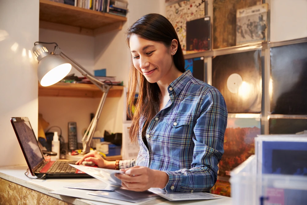 Beginner researching best ecommerce platforms for new sellers